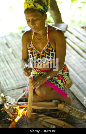 Im letzten Vierteljahrhundert ein paar Embera Familien geschoben weiter nördlich von Darien, ließ sich in den Dschungel am Rande des Flusses Chagres--eine spärliche tw Stockfoto