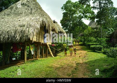 Im letzten Vierteljahrhundert ein paar Embera Familien geschoben weiter nördlich von Darien, ließ sich in den Dschungel am Rande des Flusses Chagres--eine spärliche tw Stockfoto