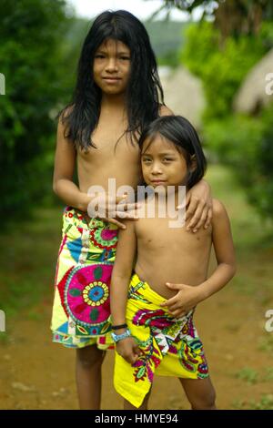 Im letzten Vierteljahrhundert ein paar Embera Familien geschoben weiter nördlich von Darien, ließ sich in den Dschungel am Rande des Flusses Chagres--eine spärliche tw Stockfoto