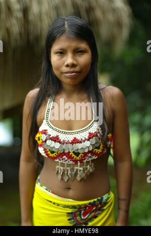 Im letzten Vierteljahrhundert ein paar Embera Familien geschoben weiter nördlich von Darien, ließ sich in den Dschungel am Rande des Flusses Chagres--eine spärliche tw Stockfoto