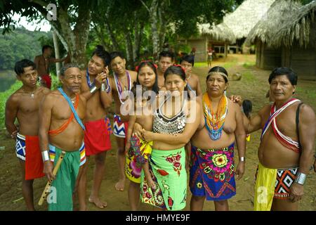 Im letzten Vierteljahrhundert ein paar Embera Familien geschoben weiter nördlich von Darien, ließ sich in den Dschungel am Rande des Flusses Chagres--eine spärliche tw Stockfoto