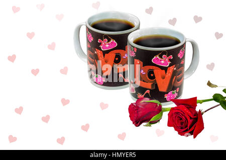 Romantischen Hintergrund zufrieden mit dekorierten Kaffeebecher mit schwarzen dampfenden Kaffee und rote Rosen. Eine Liebe Romantik Valentinstag Konzept. Stockfoto