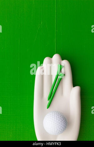 Detail der künstliche Hand mit Golf-Ausrüstungen - flach legen Fotografie Stockfoto