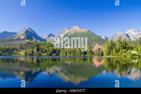 Sommer Landschaft Seenlandschaft in der hohen Tatra mit Reflexionen auf dem Wasser und hohe Bergkette im Hintergrund Stockfoto