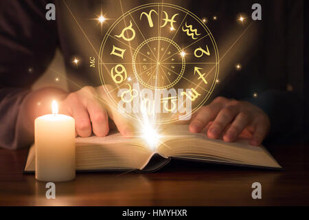 Mann, die Astrologie Buch lesen Stockfoto
