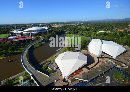 Eine Luftaufnahme von Adelaide Festival Centre, Steg und das Oval entlang des Flusses Torrens in Adelaide, Australien. Stockfoto