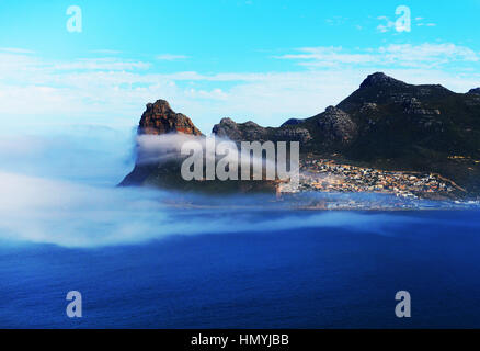 Dramatische Landschaft von Hout Bay in Kapstadt von Chapmans Peak Drive gesehen. Stockfoto