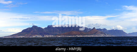Ein Blick auf den Tafelberg mit der City of Cape Town Verlegung unterhalb des Berges. Stockfoto