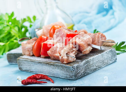 rohes Fleisch für Döner auf dem Brett Stockfoto