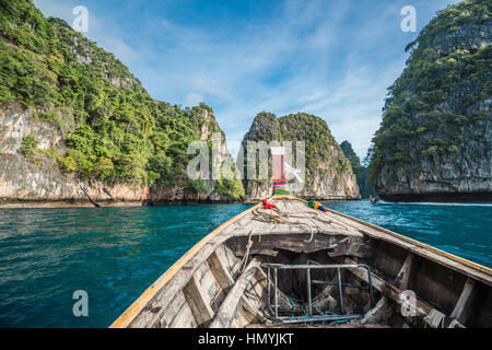 Traditionellen Longtail-Boot in Haufen Bucht auf Koh Phi Phi Leh Island, Krabi, Südthailand Stockfoto