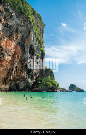 Ao Nang Strand auf einem Hintergrund des blauen Himmels, Phi-Phi-Insel Stockfoto