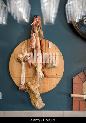 Kalten Wurstwaren hanging in The Painswick, in der Nähe von Stroud, Gloucestershire UK Stockfoto