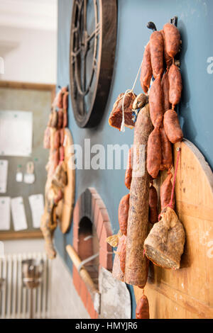 Kalten Wurstwaren hanging in The Painswick, in der Nähe von Stroud, Gloucestershire UK Stockfoto