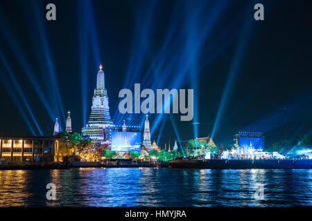 Wat Arun unter Neujahrsfeier im Rampenlicht Show Zeit weit gedreht, Bangkok, Thailand Stockfoto