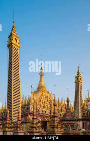 Schöne buddhistische Pagode, Thanboddhay Phaya in Monywa, Myanmar, Südostasien Stockfoto