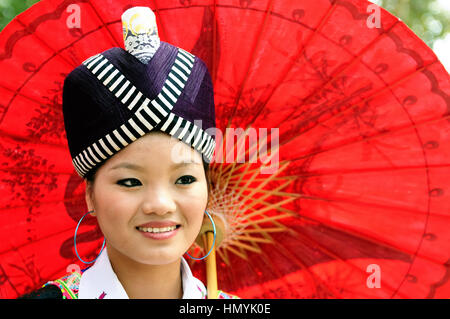 Verbot LAK HA, LAOS - Dezember 18: Frau in der traditionellen typischen Tracht der Hmong ehtnic Minderheit Menschen von Laos am 18. Dezember 2010 Stockfoto