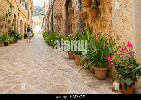 Gasse in der mittelalterlichen europäischen Stadt Stockfoto