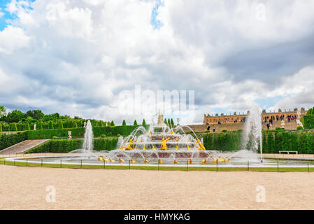 VERSAILEES, Frankreich - 2. Juli 2016: Latona-Brunnen Pool, gegenüber dem Hauptgebäude des Schlosses Versailles, erstellt von Sonne-König Ludwig XIV. Stockfoto