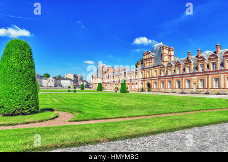 FONTAINEBLEAU, Frankreich - 9. Juli 2016: S Residenz der Könige Frankreich - schöne Schloss Fontainebleau und seinem Park umgeben. Stockfoto