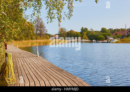 Holz- Anlegestelle, Boote und Häuser auf der Insel Uto, Stockholmer Schären, Schweden, Skandinavien Stockfoto