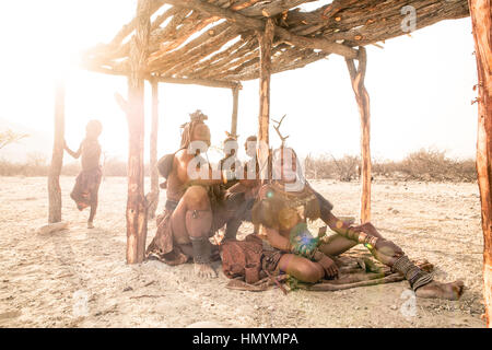 Himba-Frauen bekommen ihre Haare gemacht Stockfoto