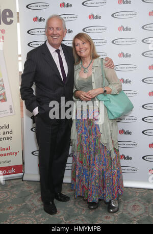 Gyles Brandreth und seine Frau Michele Brown besucht die Oldie of the Year Award bei Simpsons in Strand, Zentrum von London. Stockfoto