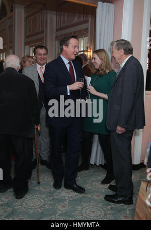 David Cameron spricht mit Herrn Dubs (rechts), wie sie die Oldie of the Year Award bei Simpsons in Strand, Zentrum von London zu besuchen. Stockfoto