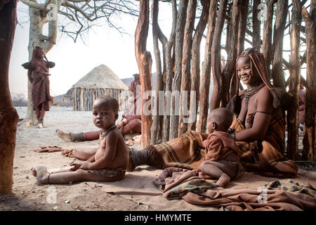 Himba-Frauen bekommen ihre Haare gemacht Stockfoto