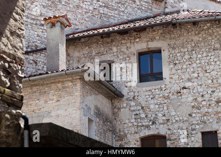 Steinen der Häuser von Valvasone Stockfoto