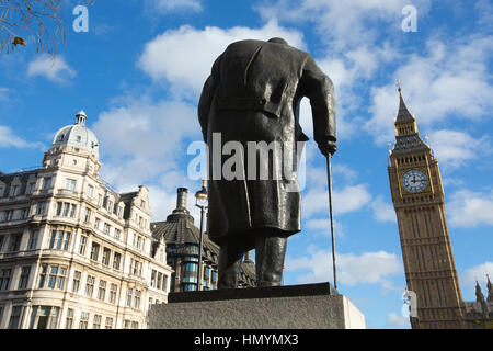 Statue von Winston Churchill in Parliament Square, mit Blick auf die Houses of Parliament, Bronzestatue erstellt von Ivor Roberts-Jones, London, England Stockfoto