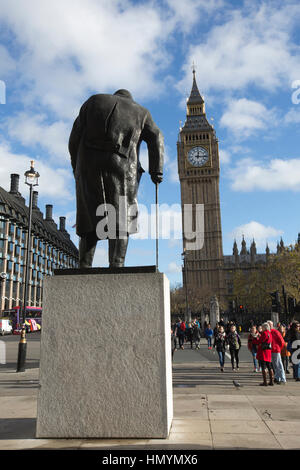 Statue von Winston Churchill in Parliament Square, mit Blick auf die Houses of Parliament, Bronzestatue erstellt von Ivor Roberts-Jones, London, England Stockfoto