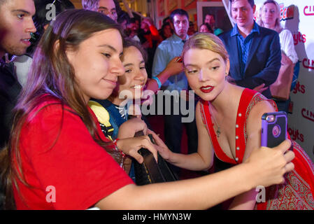 Buenos Aires, Argentinien - 8. Dezember 2016: Amerikanische Schauspielerin und Model Anya Taylor-Joy mit Fans auf der Argentinien Comic Con Convention. Stockfoto