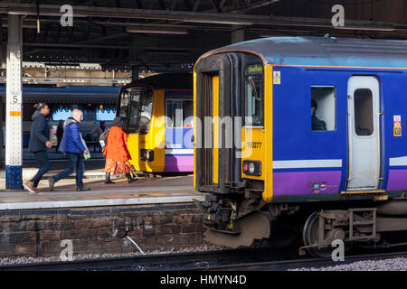 Fluggästen, die Züge am Bahnhof Sheffield, Sheffield, England, UK Stockfoto