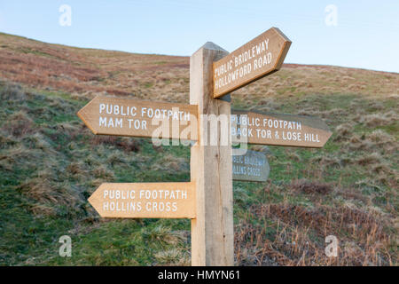 Holz- öffentlichen Reitweg und Fußweg Wegweiser für Wanderer und Reiter mit Zeichen in mehrere Richtungen, Castleton, Derbyshire, England, Vereinigtes Königreich, Stockfoto