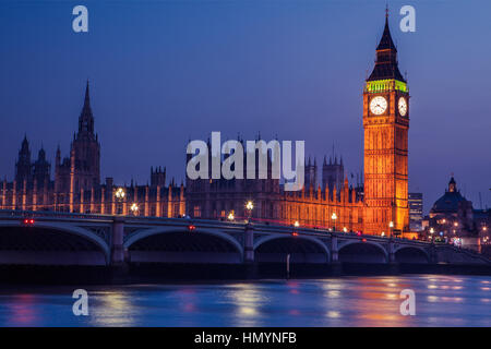 Big Ben Clocktower am Fluss Themse in London bei Nacht Stockfoto