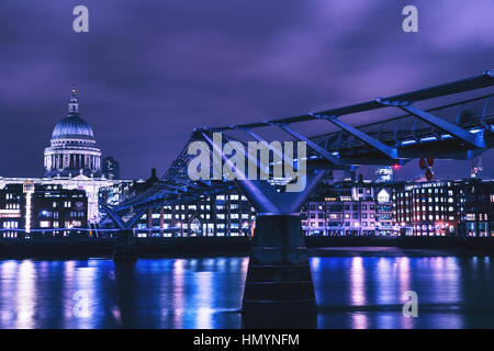 Millennium Bridge auf Themse bei Nacht Stockfoto