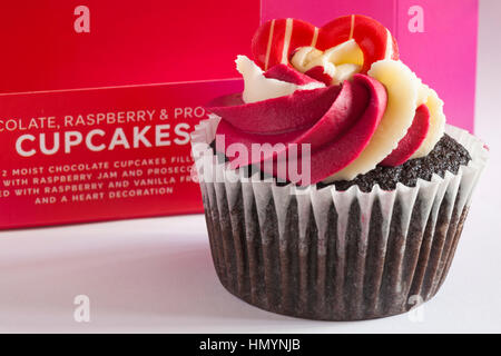 M&S Schokolade Himbeere & prosecco Cupcakes - ideal für Valentinstag, Valentinstag Stockfoto