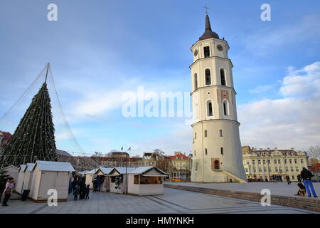 VILNIUS, Litauen - 28. Dezember 2016: The Belfry (Kathedrale Clock Tower) am Domplatz mit Weihnachtsbaum und Weihnachten Marktstände Stockfoto