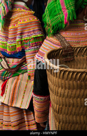 Vietnam. Bac Ha vermarkten. Hmong Blume Frauen Stockfoto