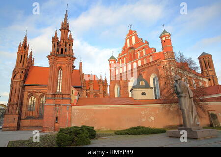 VILNIUS, Litauen: St Annes und Bernhardiner-Kirche mit Adam Mickiewicz-Statue auf der rechten Seite Stockfoto