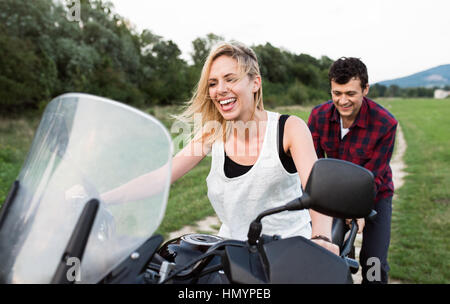 Paar in Liebe genießen Sie ein Motorrad fahren auf Land. Stockfoto