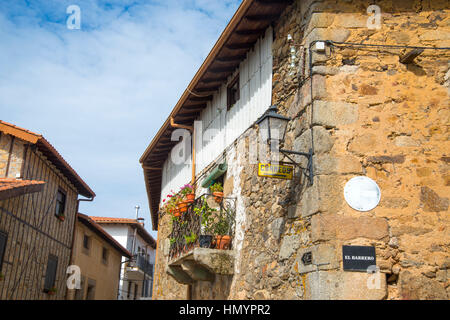 Fassade des Hauses. Sequeros, Naturpark Sierra de Francia, Salamanca Provinz Kastilien-Leon, Spanien. Stockfoto