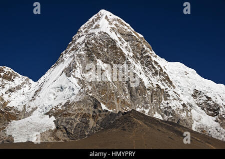 Pumori oder Pumpen-Ri 7161 m Berg in der Everest-Region des Himalaya mit Kala Patthar darunter Stockfoto