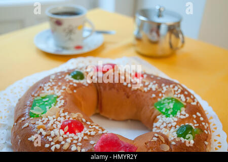 Roscón de Reyes, typisch spanisches Gebäck zu Weihnachten. Stockfoto