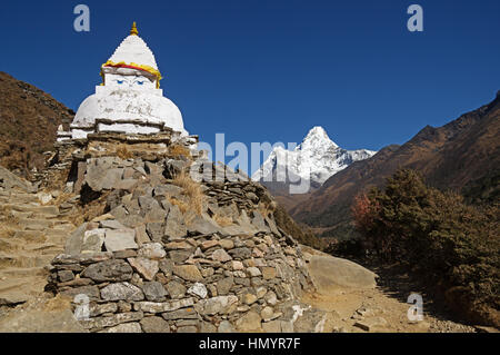 Stupa und Berg Ama Dablam in der Khumbu-Region in Nepal Stockfoto