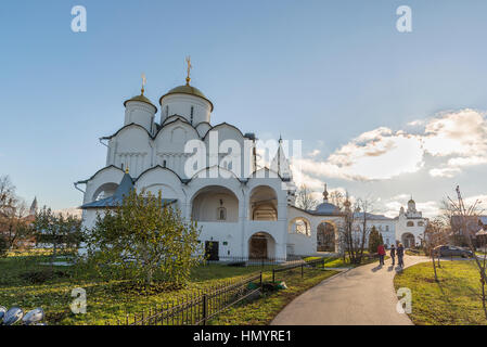Susdal, Russland-06.11.2015. Fürbitte-Kathedrale St. Pokrovsky Monastery wurde im 16. Jahrhundert erbaut. Goldener Ring Reisen Stockfoto