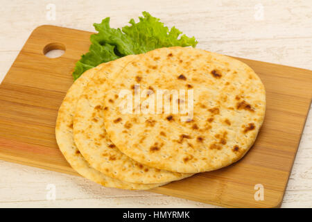 Pita-Brot mit Salat über Holz Hintergrund Stockfoto