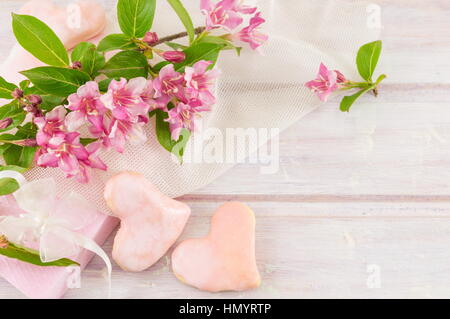 Weigela rosa Blumen in Blüte und Herz-Form-cookies Stockfoto