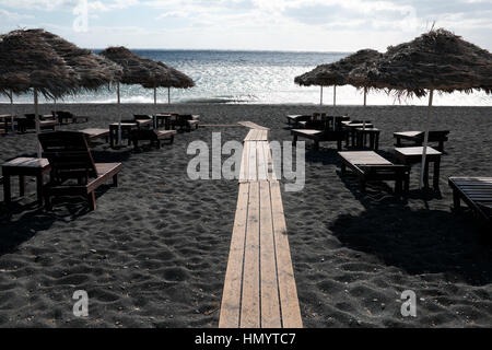 Ein leerer Strand in Perissa, Santorin, Griechenland Stockfoto