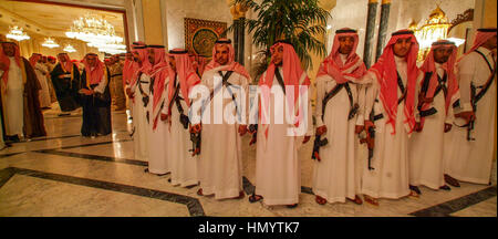 Royal Palace Wachen der Herrscher Saudi-Arabiens König Salman, vor dem Nachfolger von König Abdullah auf den Thron, während noch Gouverneur oder Riyadh Provinz, gezeigt in seinem Palast in Riad. Stockfoto